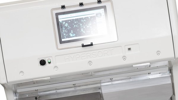 The SEA.HY Optical Sorter, previously known as Hypersort, excels at separating almonds, hazelnuts, pistachios, and other nuts from foreign bodies and contaminants like shells, stones, wood, glass, and plastics using hyperspectral near-infrared cameras